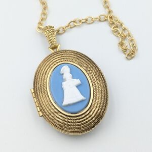 Vintage 1966 Avon Honor Award locket pendant blue cameo chain necklace Montreal